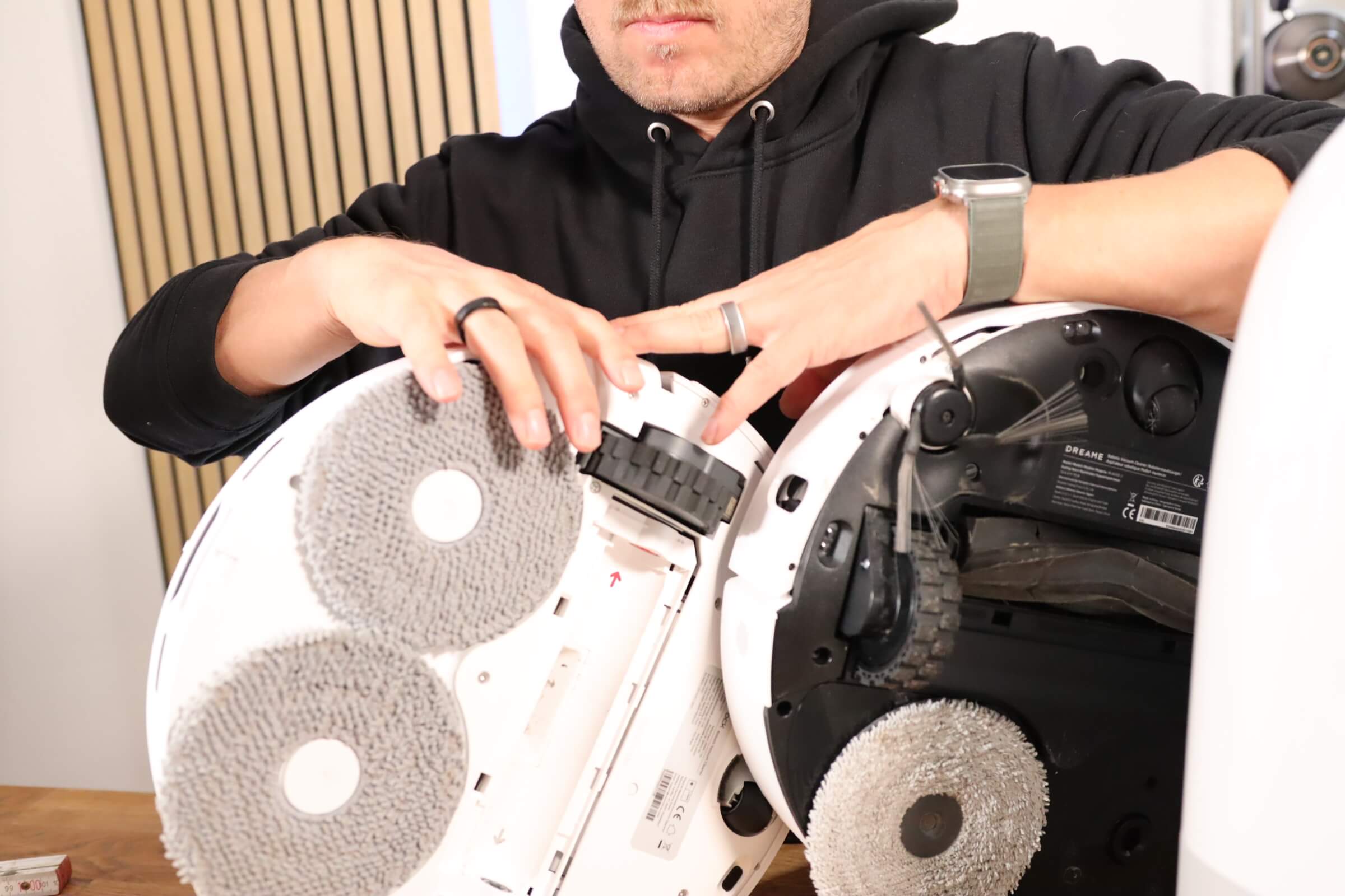 Роботы-пылесосы Roborock и Dreame показаны с нижней стороны